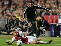 Cristiano Ronaldo se quita la barrida de un elemento del Ajax durante el partido. REUTERS  /