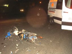 Viajaban en una motocicleta la cual quedó destrozada en el lugar.  /