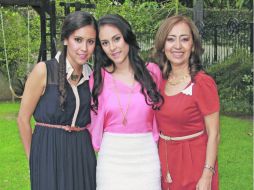 FELICES. Valeria y Andrea Clausen con Iliana Ascencio.  /