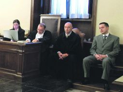 En suspenso. Paolo Gabriele (derecha), puede enfrentar cuatro años de cárcel. AFP  /