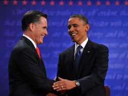 Obama y Romney se saludan previo al debate. AFP  /