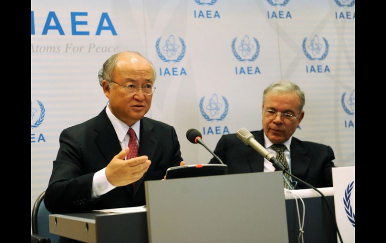 El director de la AIEA, Yukiya Amano (i) pidió a Irán coperación con la organización para conocer sus fines en energía nuclear. ARCHIVO  /