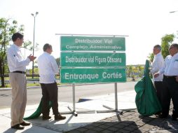 Por la mañana, Calderón inauguró distribuidores viales, un complejo administrativo y el Entronque Cortés, en Colima. NOTIMEX  /
