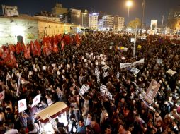 Un grupo de turcos gritan eslóganes contra la decisión del gobierno turco de lanzar un ataque militar contra Siria. EFE  /