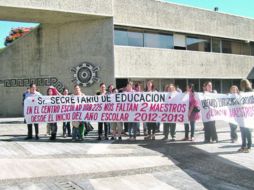 Ayer padres de familia se manifestaron afuera de la SEJ para exigir maestros.  /