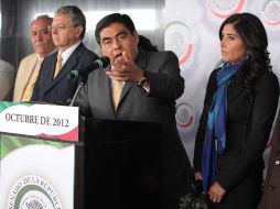 Barbosa (al micrófono) confirma la existencia de la alianza entre PRD y PAN. EL UNIVERSAL  /