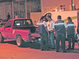 Personal forense observa el vehículo en el que intentaron trasladar a Víctor Humberto Maestro González a un puesto de socorro.  /