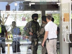 Varios efectivos de la unidad antiterrorista especial israelí en el hotel, tras el incidente. EFE  /