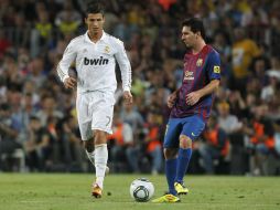 Lionel Messi (d), el perfecto asistente, frente a Cristiano Ronaldo (i), el goleador implacable. ARCHIVO  /