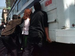 Un total de 35 vehículos entre camiones de pasajeros, pipas de gas y unidades repartidoras fueron secuestradas por estudiantes. ARCHIVO  /