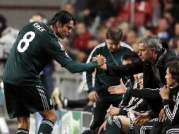 En la imagen, Kaká da la mano a Mourinho en partido ante Ajax. ARCHIVO  /