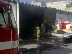 Elementos de la Unidad Municipal de Bomberos de Zapopan acudieron al lugar a sofocar el fuego.  /