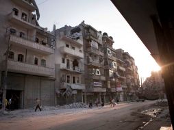 Civiles sirios huyendo durante un bombardeo del Ejércio sirio en la ciudad siria de Alepo. EFE  /