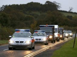 Patrullas escoltan al islamita radical Abu Hamza, reclamado por EU por actividades terroristas. AFP  /