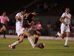 Jugadores en el duelo de hoy en el Estadio 3 de Marzo.  /