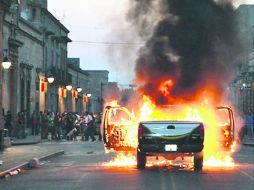 Conflictos a la orden. Imagen de abril pasado, cuando los estudiantes quemaron dos patrullas en Morelia. EFE  /