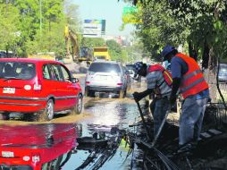 Ante el desperfecto en las tuberías del SIAPA, el tránsito vehicular fue desviado a los carriles centrales de Avenida Vallarta.  /