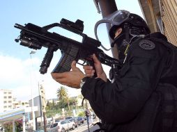 Un oficial de polícia espera frente a un edificio durante la operación antiterrorista en Francia. AFP  /