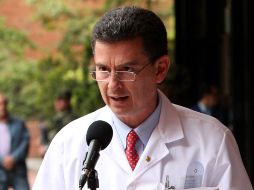 El director científico de la clínica Fundación Santa Fe, Adolfo Llinás, entrega el último parte médico de Santos. XINHUA  /