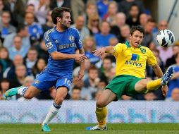 El futbolista Juan Mata (i), del Chelsea, lucha por el balón con Wesley Hoolahan, del Norwich City. EFE  /