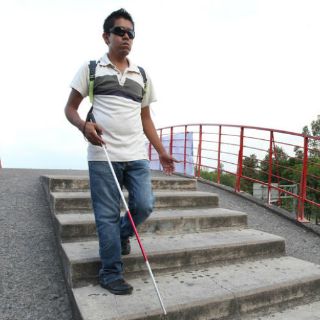 Reconocen a creador de guante sensor para ciegos