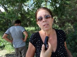 Ofelia Acevedo (d), viuda del fallecido opositor cubano Oswaldo Payá, visita  el lugar del accidente. EFE  /