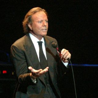 Hijo de dictador financiará concierto de Julio Iglesias