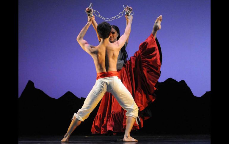 Bailarines de la Compañía Nacional de Danza durante la pieza coreográfica que forma parte del programa Cien años con Moncayo''.NOTIMEX  /