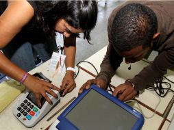 Funcionarios electorales participan en los trabajos para instalar una mesa de votación. XINHUA  /