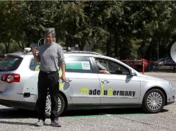 El científico mexicano Raúl Rojas González, durante una exhibición del vehículo robótico. EFE  /