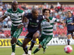 Diego Vera de Gallos Blancos y Felipe Baloy de Santos pelean un balon durante el partido en el Estadio Corregidora. STRAFFON IMAGES  /