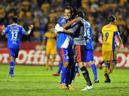 Jugadores de Puebla festejan al término del partido en el estadio Universitario de Monterrey. EFE  /