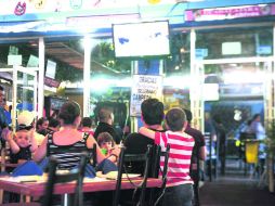 El hecho de que el partido iniciara a las cinco de la tarde fue perfecto para las aficionados que lo disfrutaron a la hora de comer.  /