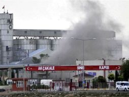 Una gran columna de humo sale de una gasolinera que ha sido alcanzada por un proyectil en la ciudad de Akcakale. EFE  /