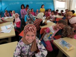 Niños sirios refugiados posan durante el cuarto día de curso escolar en el campo de refugiados Al Zaatri. XINHUA  /