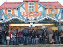 Lluvia, un pub y asistentes al Oktoberfest; una bella postal de Múnich. AFP  /