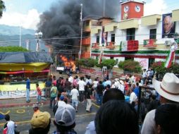 La turba dañó el mobiliario del Ayuntamiento, automóviles de polícia municipal y protección civil, entre otros disturbios. ESPECIAL  /