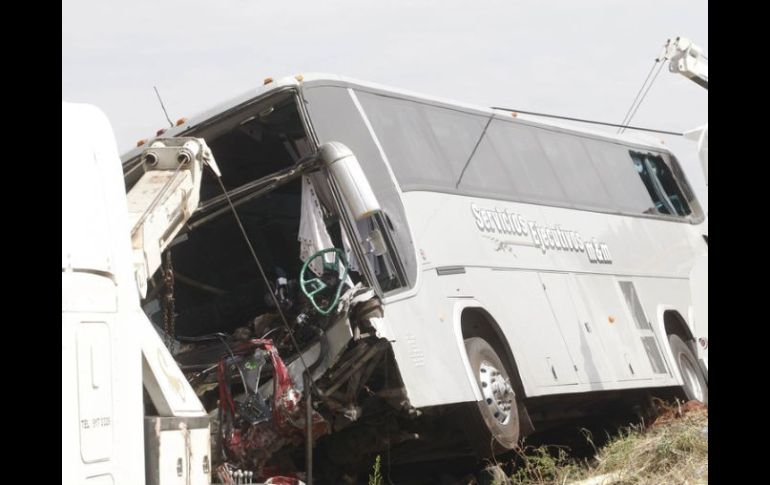 El autobús colisionó con un árbol. ARCHIVO  /