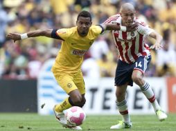 Rosinei Adolfo se esforzó en el partido ante los acérrimos rivales, sin embargo no se pudo conseguir la victoria. XINHUA  /