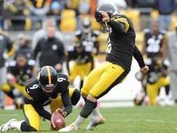 Suisham (der) conecta el gol de campo con el que ganan los Acereros a las Águilas. AP  /
