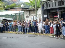 Radioemisoras locales reportaron que aún hay filas en algunos centros receptores de sufragios en varios estados del país. AFP  /