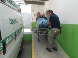 Camilleros del Servicio Médico Forenses trasladaron el cuerpo a la morgue de la ZMG.  /