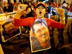 Una simpatizante de Chávez con una imagen del actual mandatario afuera del Palacio de Miraflores. REUTERS  /