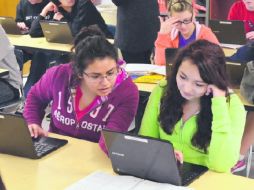 SOPORTES. Una mano para mejorar el desempeño académico está en las aplicaciones a smartphones, y computadoras.  /