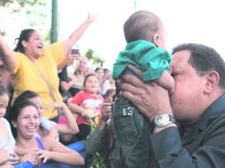 CLÁSICO. Hugo Chávez ofreció una postal típica de una campaña electoral, pero en el día de la elección. XINHUA  /