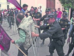 Las corporaciones policiacas de Guatemala pasan por el proceso de limpieza para tener cuerpos de seguridad confiables. REUTERS  /