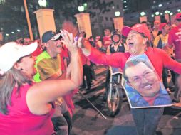 JÚBILO. Los simpatizantes del presidente reelecto hasta se vistieron con su cara. REUTERS  /