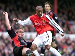 Ashley Cole (al centro) borró el mensaje de su cuenta de Twitter. ARCHIVO  /