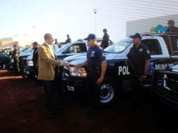 El presidente municipal de Tlajomulco, Ismael del Toro, entregó nuevas patrullas en la colonia de Chulavista.  /