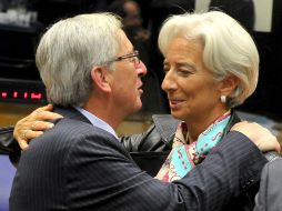 Jean Claude Juncker (i), saluda a la directora gerente del FMI, Christine Lagarde. EFE  /